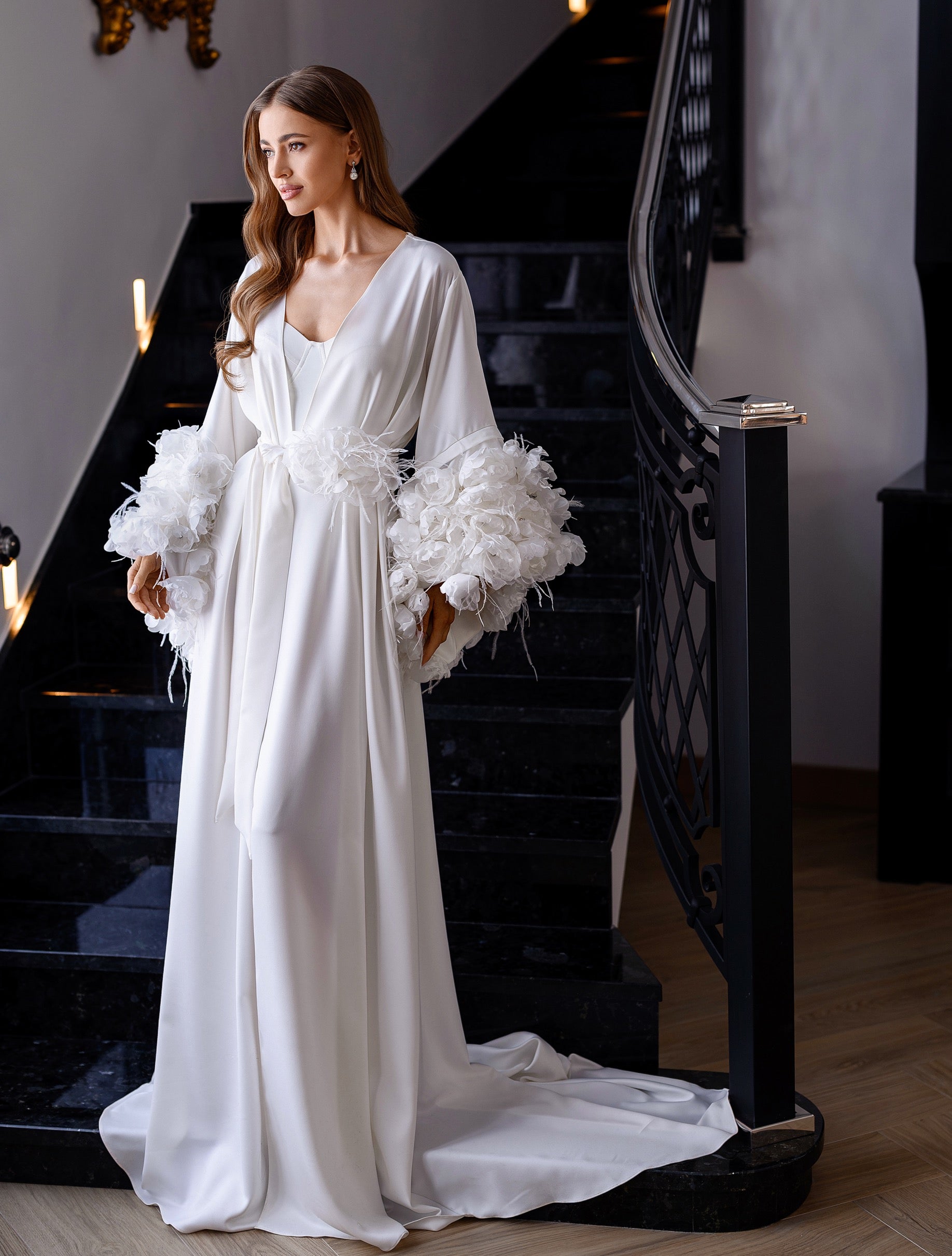 Nola Grey, Bridal Robe Nicole, model is wearing size small, model Height with heels - 175cm
Bust - 88cm
Waist - 65cm
Hips - 95cm
Image showing robe with belt